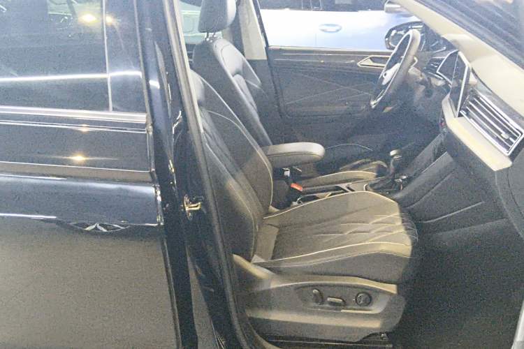 Used Volkswagen Tiguan L 2023 Restyled 330TSI Automatic Two-Wheel Drive R-Line Enhanced Comfort Version
