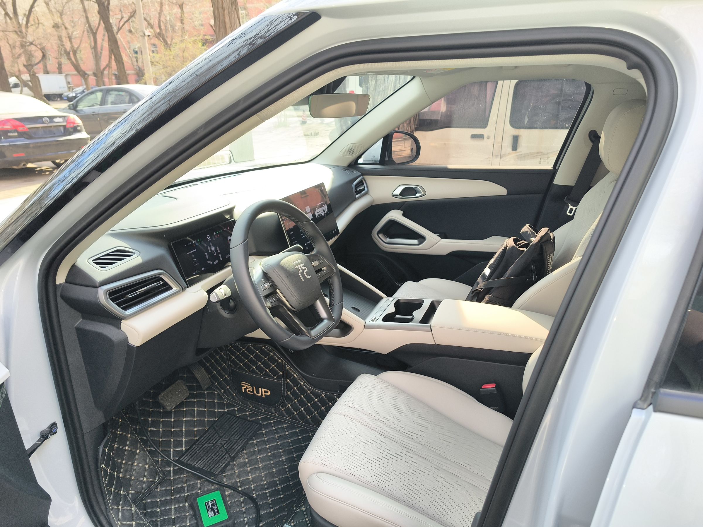 المقاعد الأمامية داخل السيارة