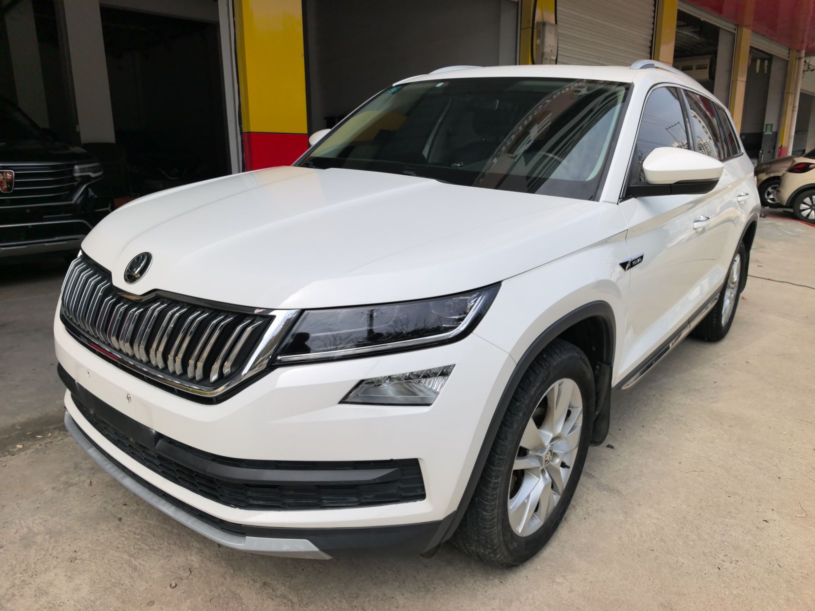 Под передней частью автомобиля