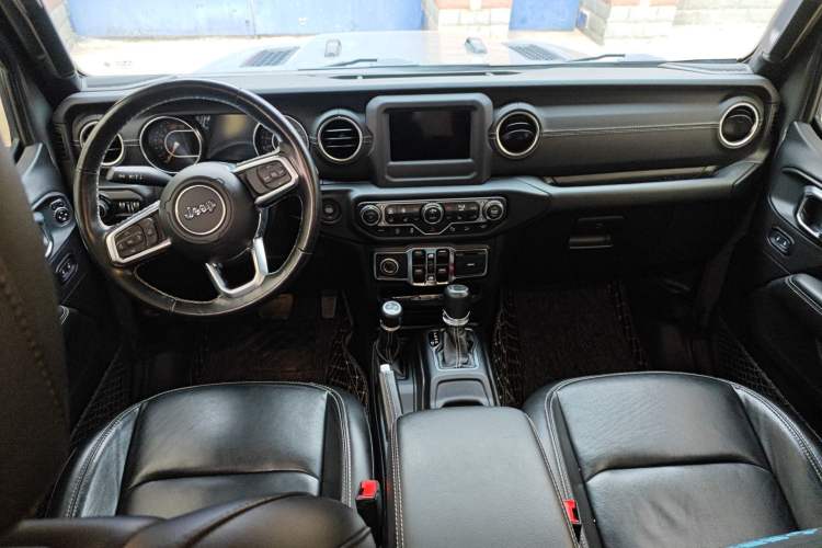 Used Jeep Wrangler 2019 2.0T Sahara Four-Door Version China VI Emission Standard Center Console