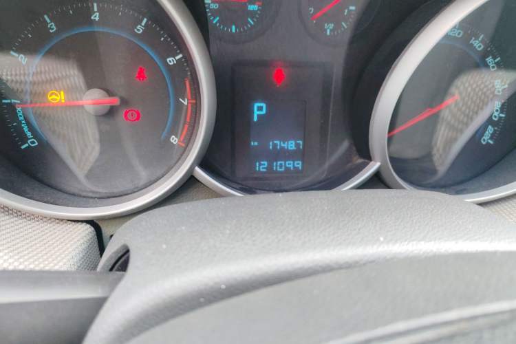 Used Chevrolet Cruze 2011 1.6L SL Grand Touring Edition Automatic Odometer Close Up