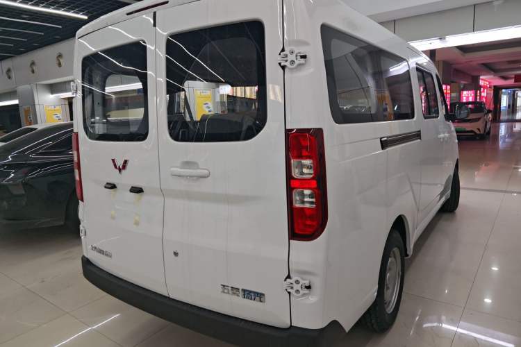 Used Wuling Yangguang 2024 300KM Comfort Version Passenger Van 75kW
