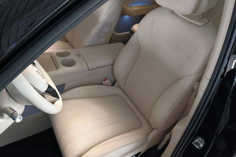 Used Hima AITO M8 2025 Extended-Range Max+ Version 53.4 kWh 5-Seater Edition Left Front Seat