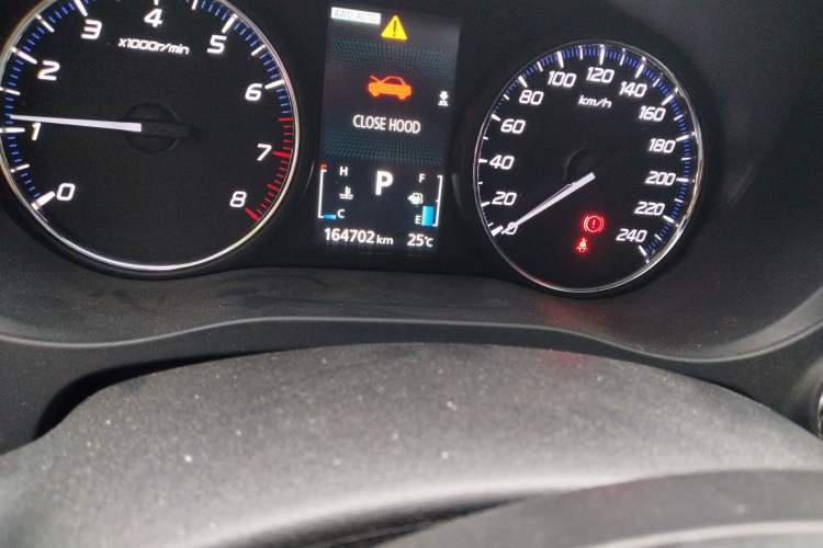 Used Mitsubishi Outlander 2014 2.4L 4x4 Deluxe Value Edition 5 Seats Odometer Close Up