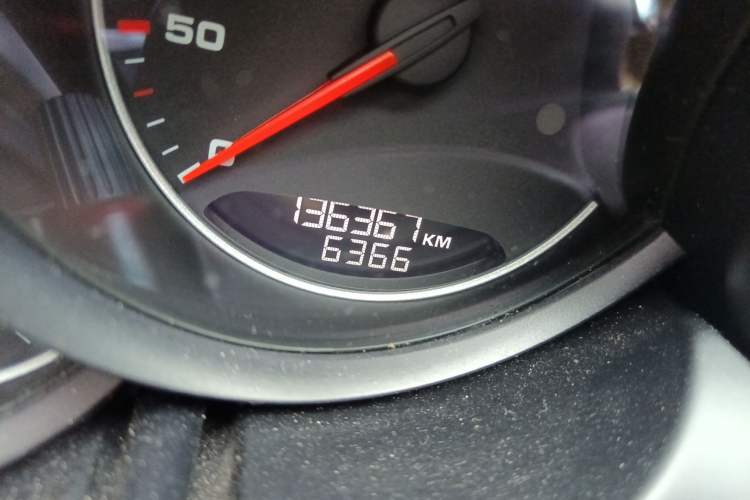 Used Porsche Cayenne 2015 Cayenne 3.0T Odometer Close Up