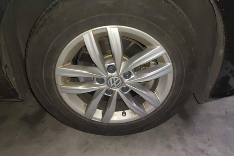 Used Volkswagen Passat 2016 280TSI DSG Prestige Edition Right Front Wheel Hub