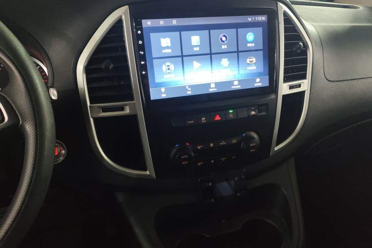 Used Mercedes-Benz Vito 2021 2.0T Elite Version 7 Seats Audio And AC Panel