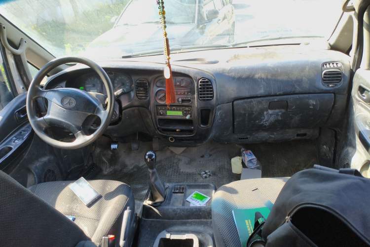 Used JAC Group Refine 2015 2.0L Shuttle Gasoline Long-Wheelbase Comfort Version HFC4GA3-3D Center Console