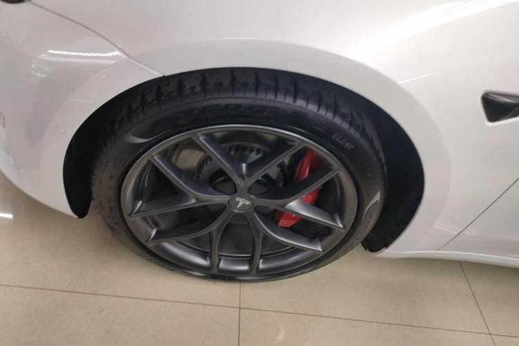 Used Tesla Model 3 2021 Performance High-Performance All-Wheel-Drive Version Left Front Wheel Hub