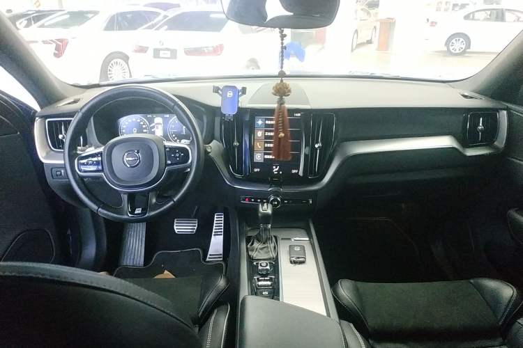 Used Volvo XC60 2019 T5 4x4 Smart & Dynamic Sport Edition China VI Standard
