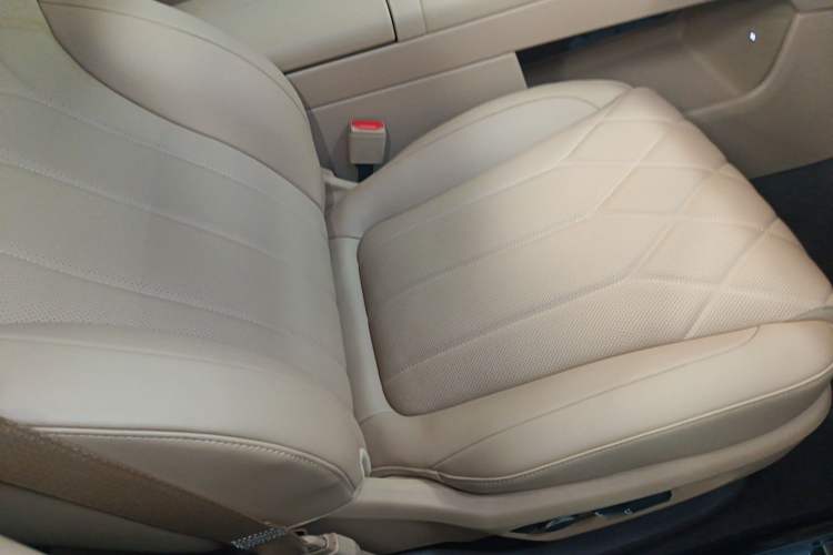 Used Hima AITO M8 2025 Extended-Range Max Version 37 kWh 5-Seater Right Front Seat