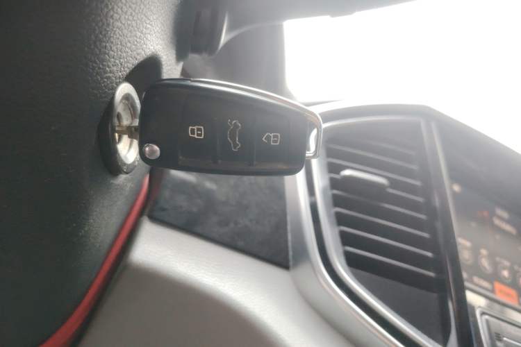 Used JAC Refine M4 2016 2.0L Manual Luxury Version
