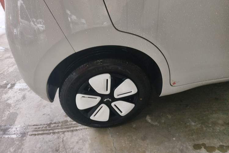 Used Wuling Hongguang MINIEV 2025 Four-Door Version Advanced Edition Right Rear Wheel Hub