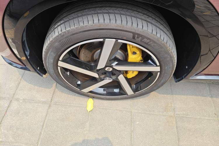 Used Xiaomi Auto YU7 2025 Ultra-Long Range High-Performance All-Wheel-Drive Max Edition Exterior 4