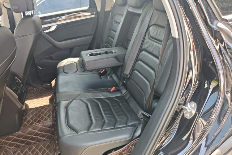 Used Volkswagen Touareg  Left Rear Seat
