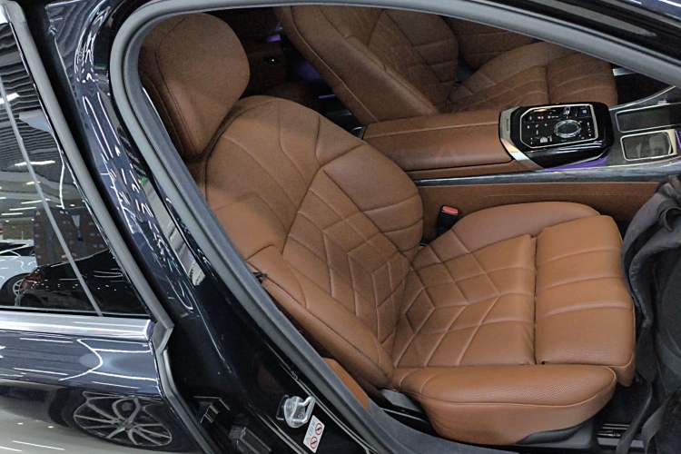 Used BMW i7 2023 xDrive60L Luxury Package
