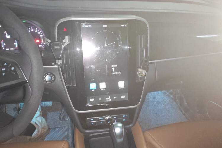 Used BYD Song MAX 2018 1.5T Automatic Smart Connect Luxury 6-Seater Audio And AC Panel