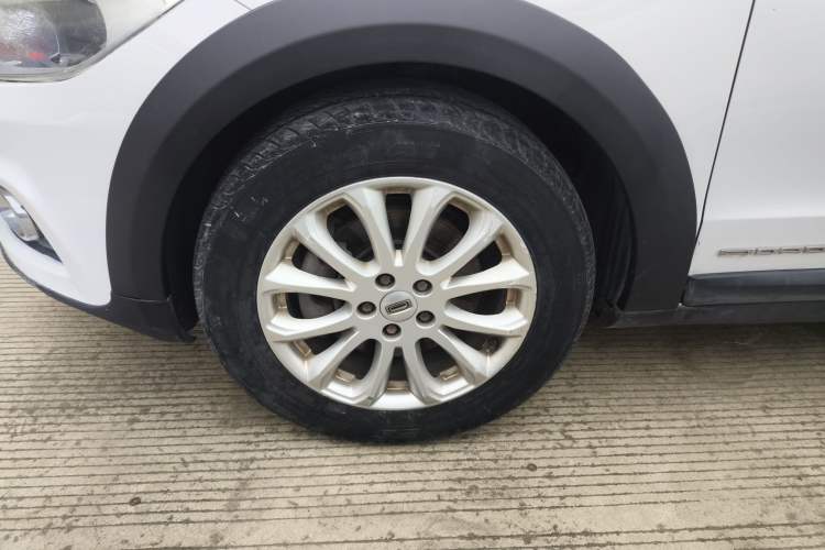 Used Qoros 3 2016 Urban SUV 1.6T Automatic Zhiyue Model Left Front Wheel Hub