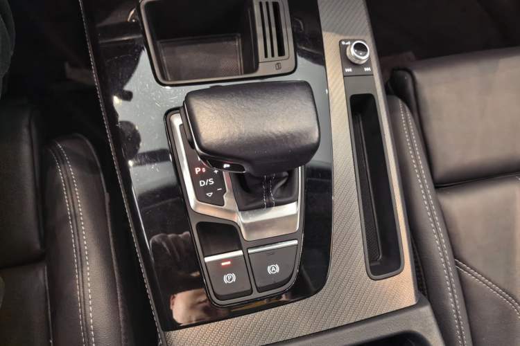 Used Audi Q5L 2022 Updated 45T Luxury Dynamic Version Gear Lever