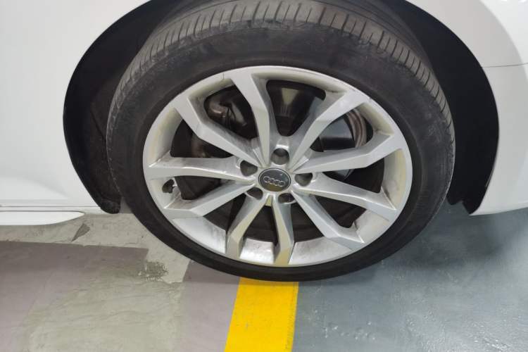 Used Audi A4L 2018 30th Anniversary Edition 40 TFSI Fashion Model Right Front Wheel Hub