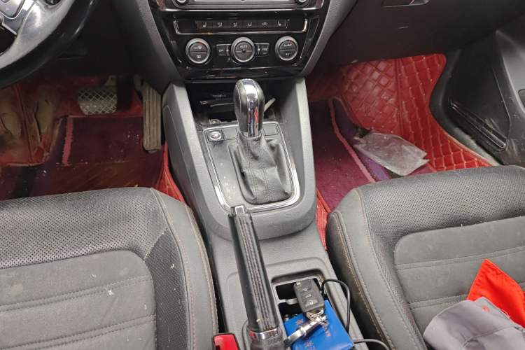 Used Volkswagen Sagitar 2016 230TSI 25th Anniversary Edition Gear Lever