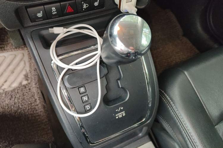 Used Jeep Compass 2013 2.0L two-wheel drive luxury version Gear Lever