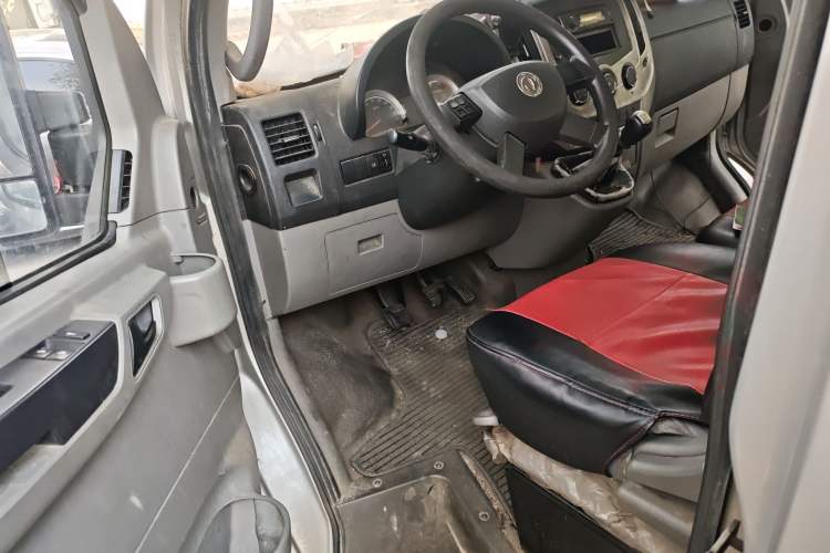 Used Dongfeng Yufeng 2018 2.3TA100 Standard Edition Logistics Vehicle Short Wheelbase Mid-Roof Design 5-9 Seater Powered by WP2.3
