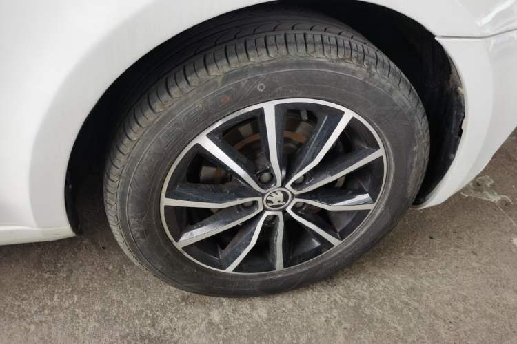 Used Skoda Octavia 2017 1.6L Manual Smart Drive Edition Right Front Wheel Hub