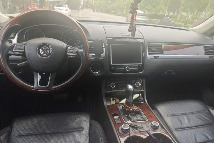 Used Volkswagen Touareg 2011 3.0 TSI Comfort Version Center Console