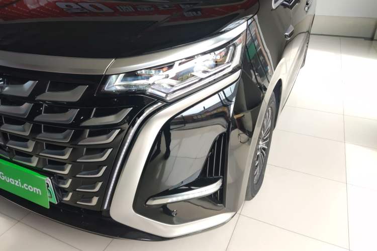 Used Denza D9 2025 DM-i Intelligent Drive 1020 Four-Wheel Drive Flagship Model
