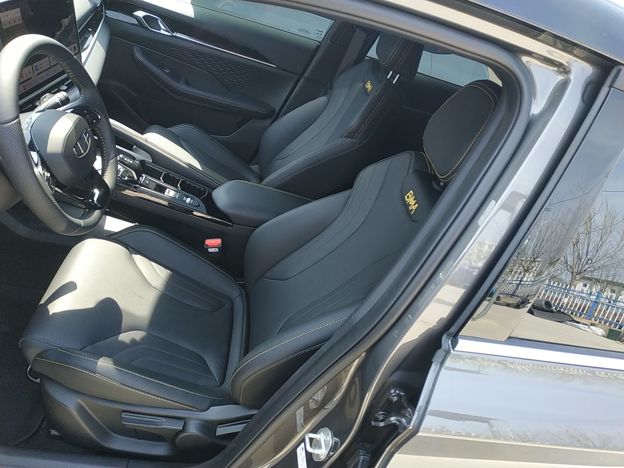 المقاعد الأمامية داخل السيارة