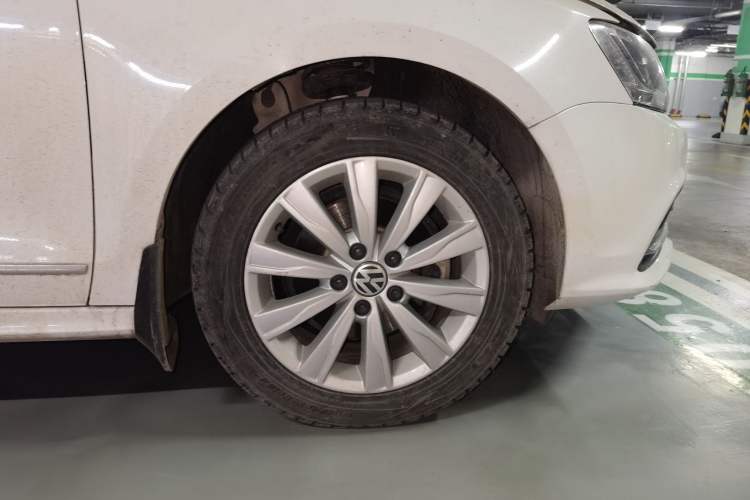 Used Volkswagen Sagitar 2015 1.6L Automatic Comfort Model Right Front Wheel Hub