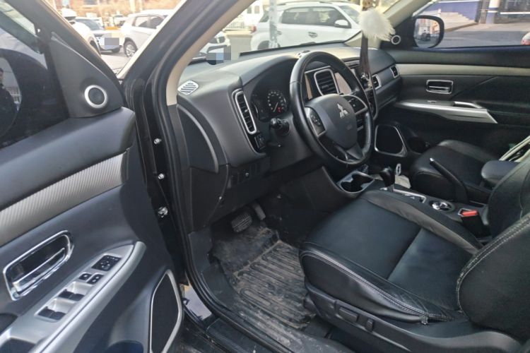 Used Mitsubishi Outlander 2013 2.4L 4x4 Luxury Navigation Edition 5 Seats Driver Seat