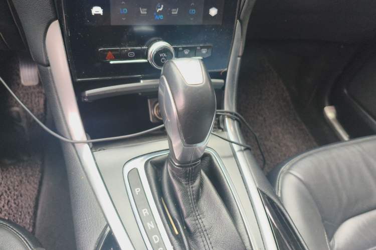 Used Ford Edge 2015 2.0T GTDi Two-Wheel-Drive High-Line Version Gear Lever