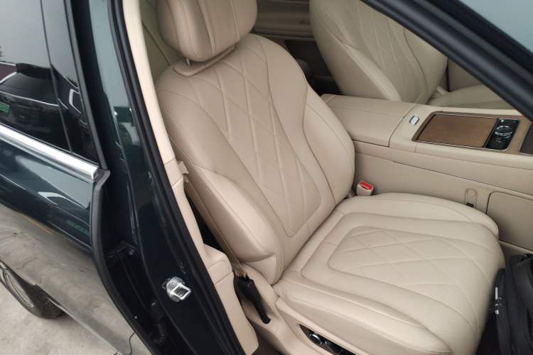 Used Hima AITO M9 2024 Range-Extended Ultra Version 52 kWh 5-Seater Model Right Front Seat