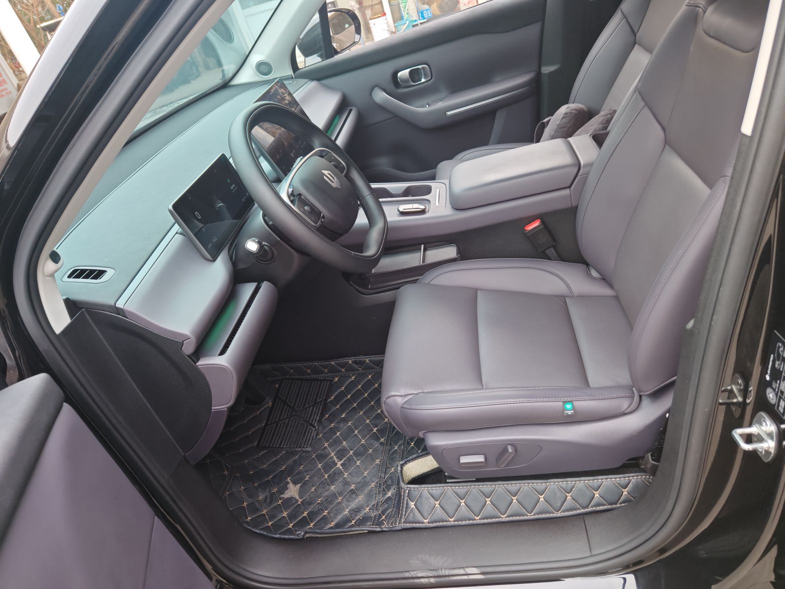 المقاعد الأمامية داخل السيارة