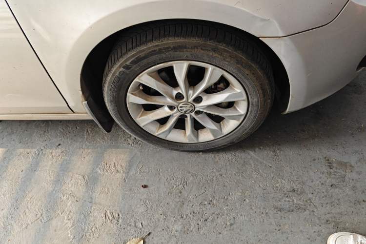 Used Volkswagen Golf 2011 1.4 TSI Manual Comfort Edition Right Front Wheel Hub