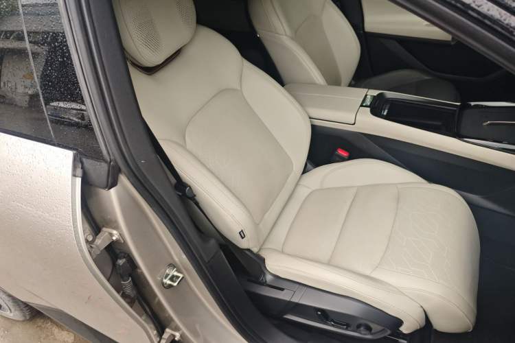 Used Lynk & Co 08 EM-P 2023 220km All-Wheel-Drive Performance Halo Right Front Seat