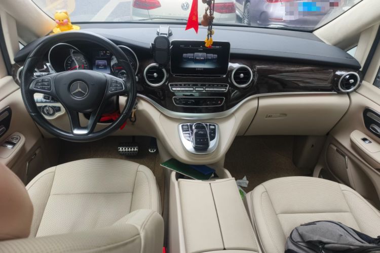 Used Mercedes-Benz V-Class 2016 V 260 L Prestige Extended Edition Center Console