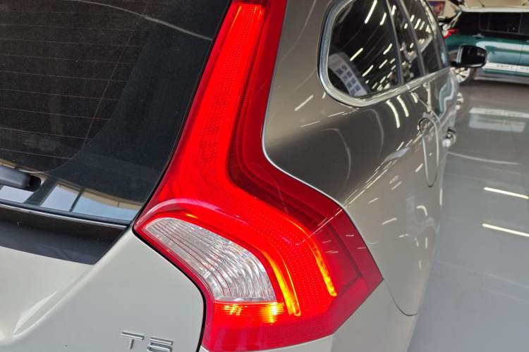 Used Volvo V60 2014 T5 Zhiyi Edition