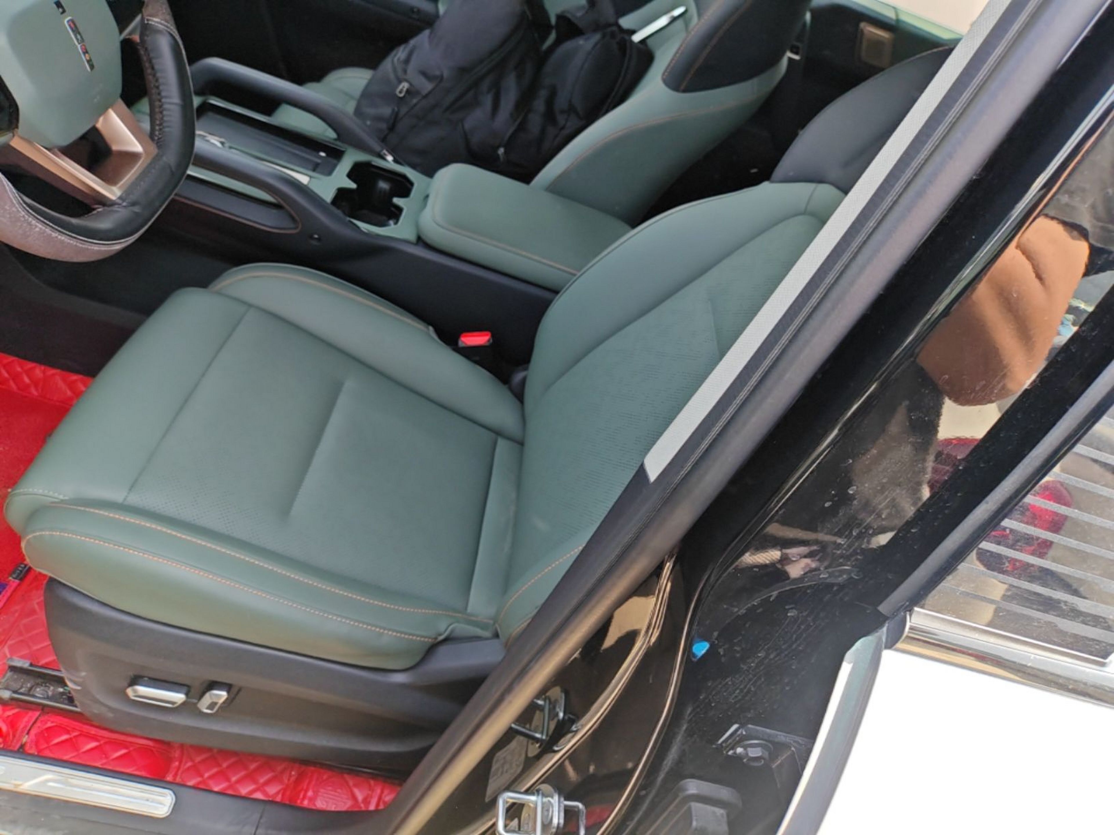 المقاعد الأمامية داخل السيارة