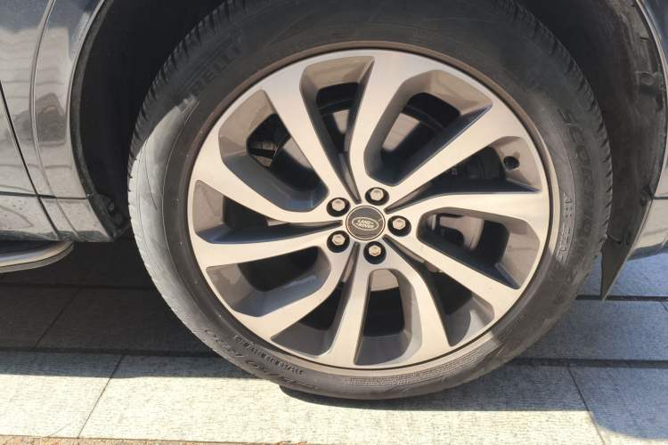 Used Land Rover Discovery Sport 2022 Revised Version 249 PS R-Dynamic S Performance Edition 5 Seats Right Front Wheel Hub