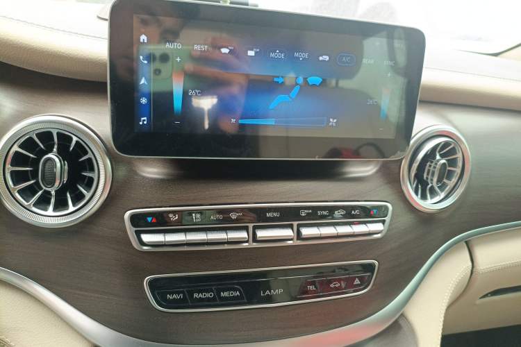 Used Mercedes-Benz Vito 2023 2.0T Elite Version 7 Seats Audio And AC Panel