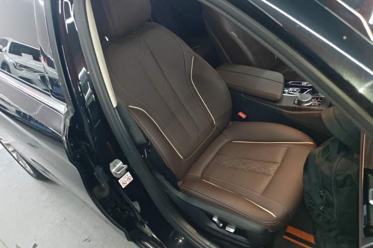 Used BMW 5 Series New Energy 2022 535Le Luxury Package Right Front Seat