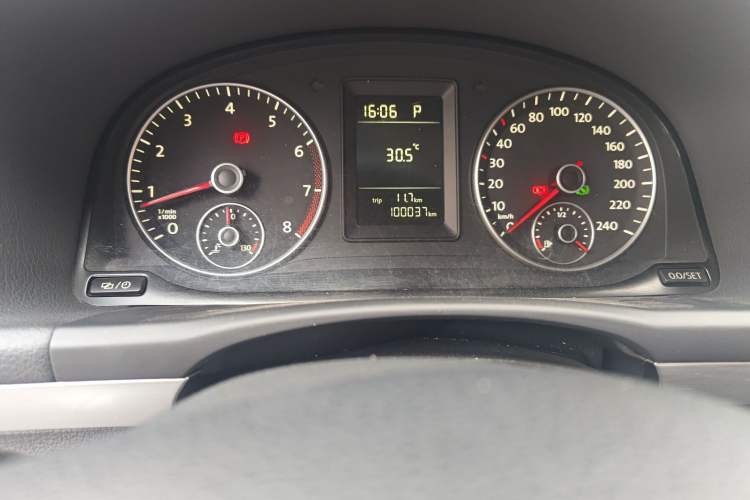 Used Volkswagen Touran 2013 1.4T DSG Comfort Edition 5-Seater Odometer Close Up