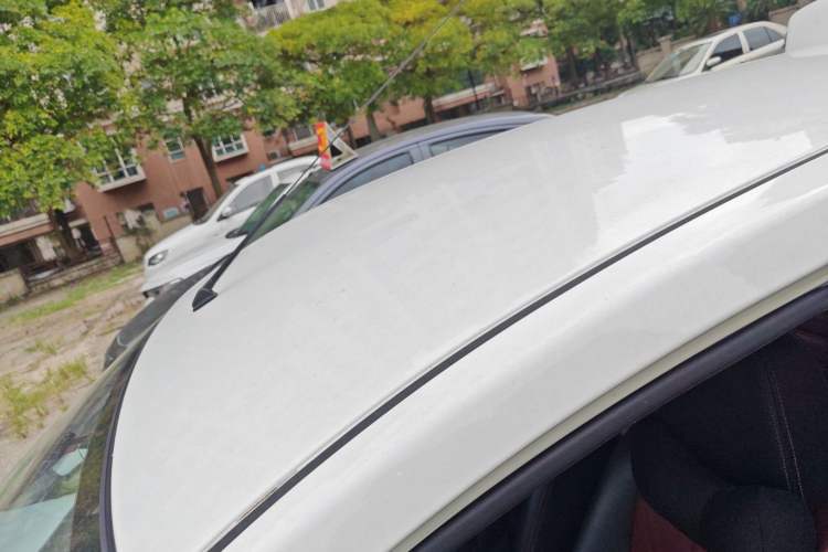 Used Venucia R50 2016 1.6L Automatic Elite Edition
