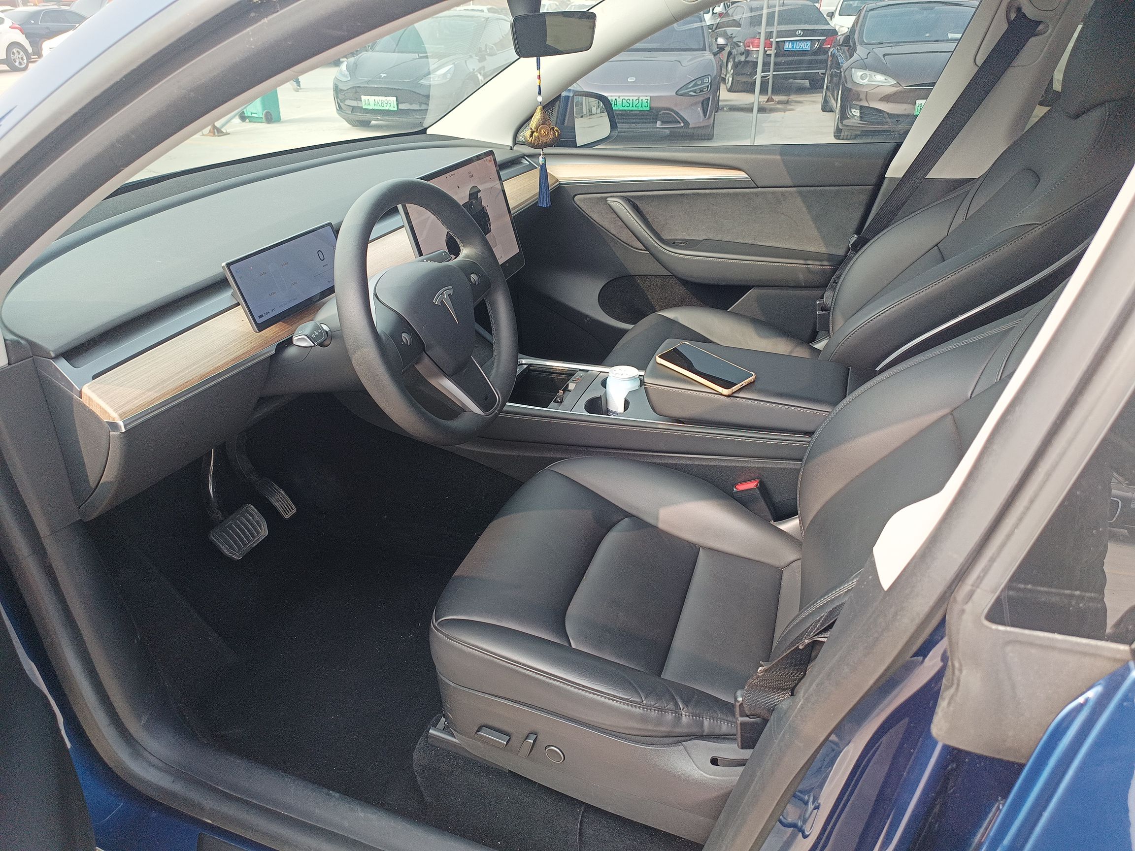 المقاعد الأمامية داخل السيارة