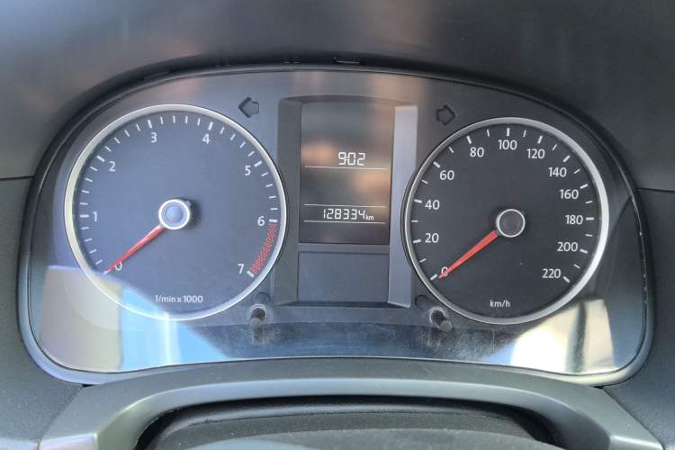 Used Volkswagen Lavida 2011 1.6L Automatic PinYou Edition Odometer Close Up