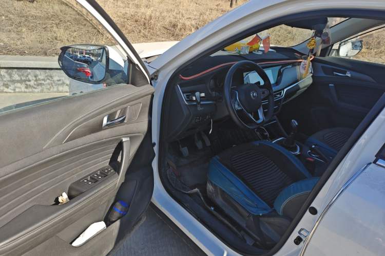 Used Changan CS35PLUS 2021 Revised Version Glory Million Edition 1.6L Manual Luxury Edition