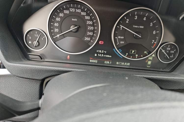 Used BMW 3 Series 2018 320Li Fashion Model Odometer Close Up